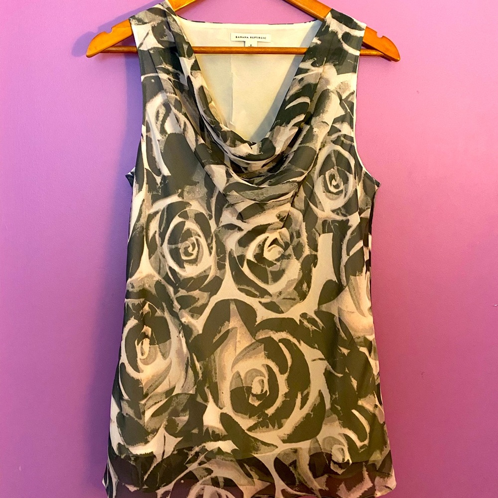 Banana Republic size 8 sleeveless pretty grey and white floral blouse